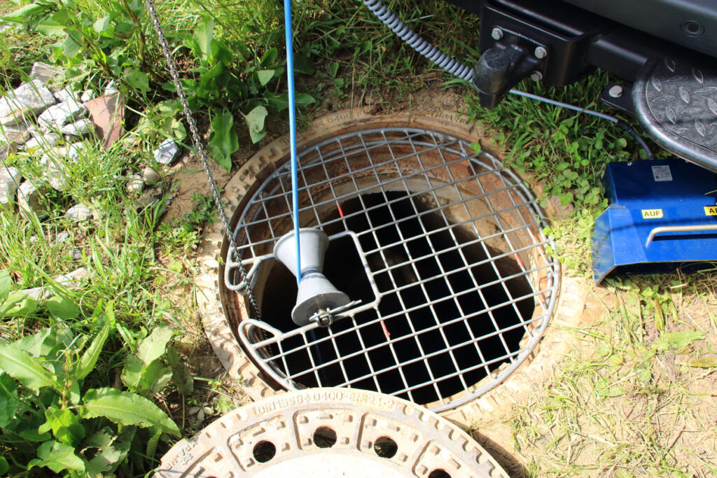 Control of a sewage shaft with camera and fall protection at the shaft